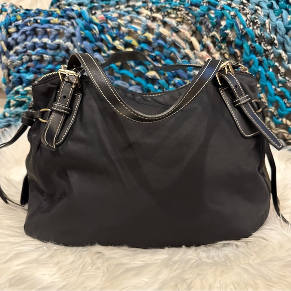 Dooney & Bourke Large Nina Shoulder Handbag Black Nylon Fuschia Lining - Picture 2 of 16